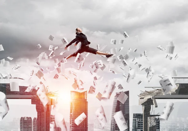 Mujer Negocios Saltando Sobre Brecha Con Papeles Voladores Puente Hormigón — Foto de Stock