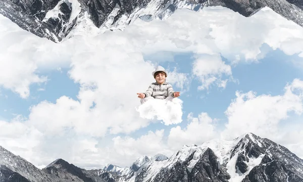 Junge Mit Geschlossenen Augen Und Konzentriertem Blick Während Über Wolken — Stockfoto