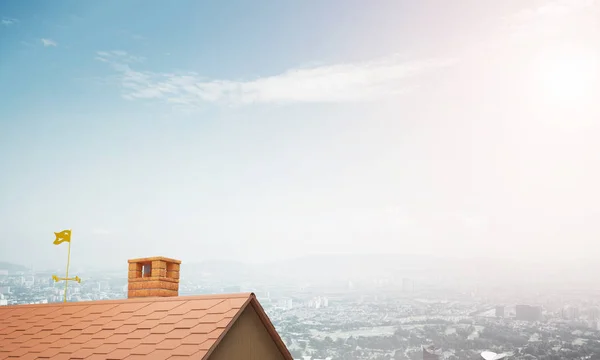 背景中的砖屋屋顶和城市景观 — 图库照片