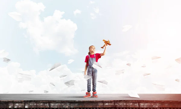 Mignon Heureux Enfant Fille Sur Construction Top Jouer Avec Rétro — Photo