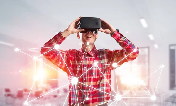 Jonge Man Met Virtual Reality Headset Bril Achtergrond Van Verbinding — Stockfoto