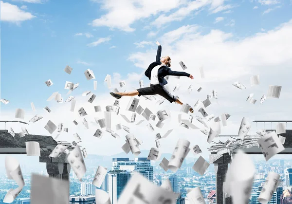 Mujer Negocios Saltando Sobre Brecha Con Documentos Papel Volador Puente — Foto de Stock