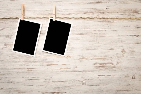 Cornice Fotografica Bianca Appesa Alla Corda Sfondo Strutturato Legno — Foto Stock