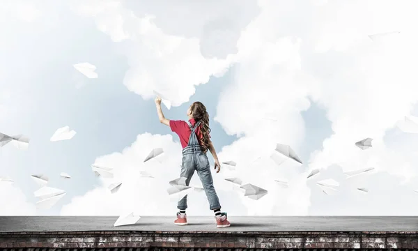 Menina Criança Feliz Bonito Topo Construção Jogando Com Avião Papel — Fotografia de Stock