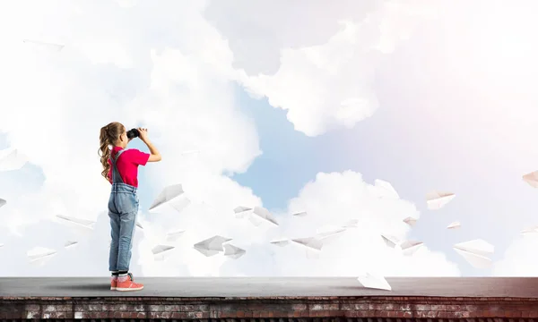 Schattig Meisje Van School Leeftijd Gebouw Dak Kijken Verrekijker — Stockfoto