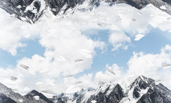 两个自然世界的抽象形象 位于飞纸飞机之间 在天空背景下相互颠倒 背景与 Copyspace — 图库照片