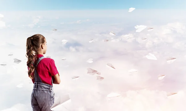 Lilla Söta Tjejen Overaller Mot Himmel Bakgrund Drömmer Framtiden — Stockfoto