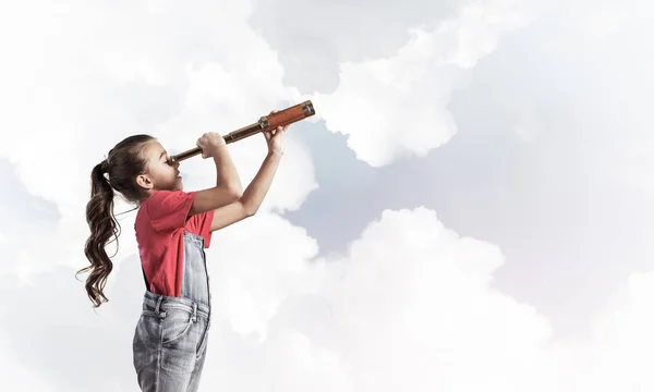 Niña Linda Overoles Contra Fondo Del Cielo Soñando Con Futuro —  Fotos de Stock