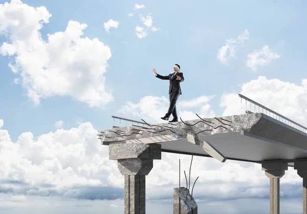 Empresario Caminando Con Los Ojos Vendados Sobre Puente Hormigón Con — Foto de Stock