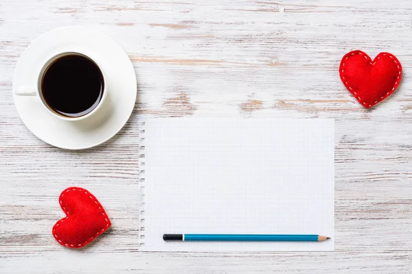 Taza Café Bloc Notas Lápiz Dos Corazones Rojos Superficie Madera — Foto de Stock