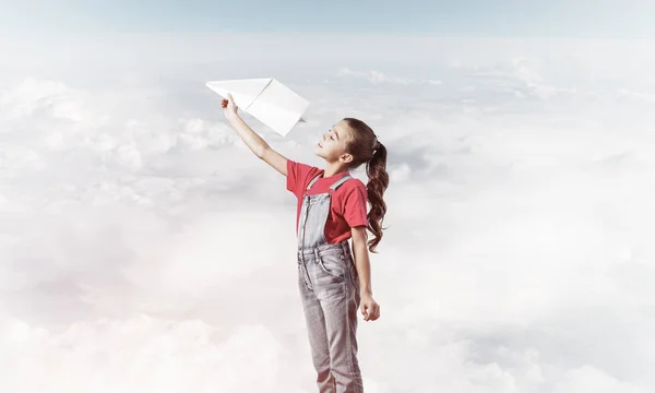 かわいいです子供女の子でオーバーラスとともに紙飛行機で手 — ストック写真