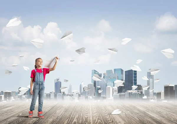 Schattig Kind Meisje Staan Houten Vloer Papier Vliegtuigen Vliegen Rond — Stockfoto