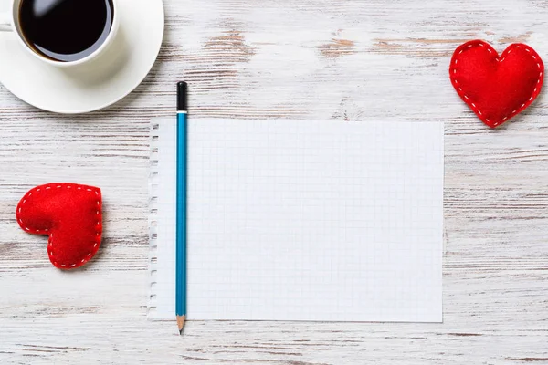 Taza Café Bloc Notas Lápiz Dos Corazones Rojos Superficie Madera — Foto de Stock