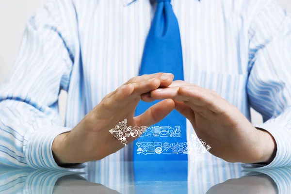 Zakenman Pak Zit Aan Het Bureau Maakt Een Beschermend Gebaar — Stockfoto