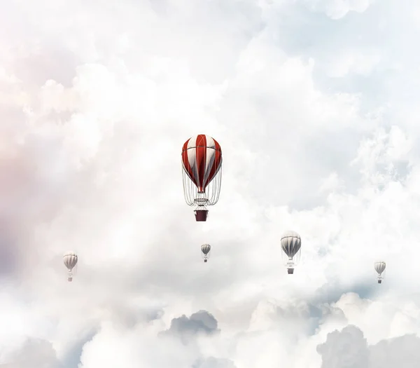 五颜六色的飞行器飞过蓝天白云 — 图库照片