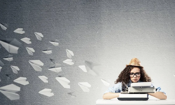 Joven Hermosa Escritora Sombrero Anteojos Usando Máquina Escribir Mientras Está —  Fotos de Stock