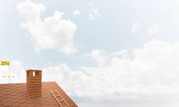 Techo Ladrillo Marrón Con Chimenea Contra Fondo Azul Cielo Medios —  Fotos de Stock