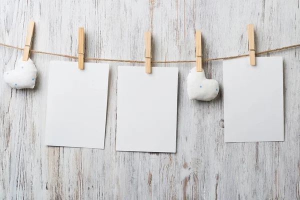 Folha Branco Papel Feito Mão Coração Preso Corda Fundo Madeira — Fotografia de Stock