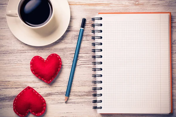 Taza Café Bloc Notas Lápiz Dos Corazones Rojos Superficie Madera Imágenes de stock libres de derechos