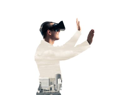 Sanal gerçeklik kulaklığı olan genç bir adam ya da şehrin arka planında 3 boyutlu gözlüklü.
