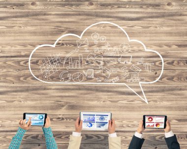 Ellerinde cihazlar bulunan bir grup insan, iletişim ve ağın sembolü olarak birlikte çalışıyor.