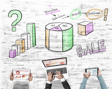 Ellerinde cihazlar bulunan üç kişilik bir grup iletişim ve ağ oluşturma sembolü olarak birlikte çalışıyor.