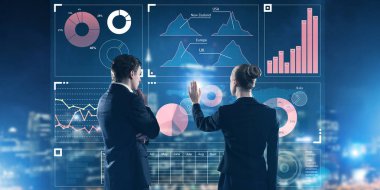 Arka ayakta ve sanal ekran ile birlikte çalışan iki iş adamları