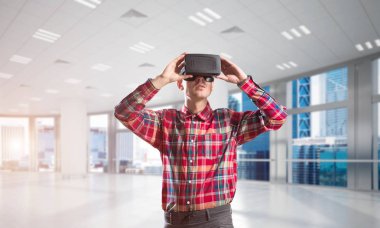 Sanal gerçeklik kulaklık veya 3d gözlük odasında oyun oynama ile genç adam