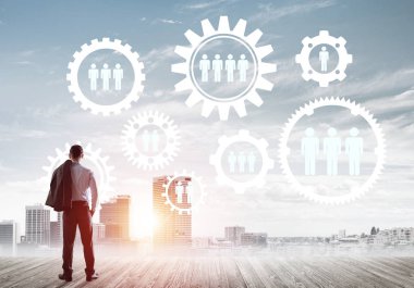 Modern şehir manzarası ve vites bağlantısı fikrine bakan işadamlarının arka planı