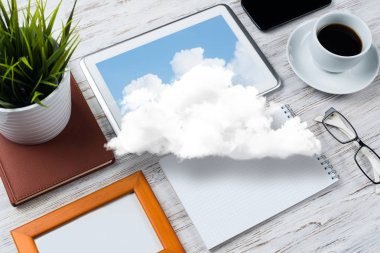 Üstten Görünüm başı işleri ve hala office yaşam sunma üstünde bulut ile modern çalışma alanı'nın. Karışık teknik.