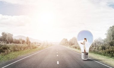 Ampul asfalt yolda içinde hapsolmuş genç iş kadını