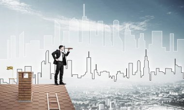 Çatıda takım elbiseli genç bir işadamı var. Karışık ortam