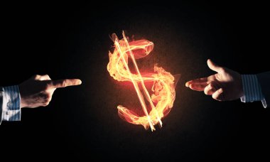 Yangın parlayan dolar işareti işaret eden işadamı el kapatın