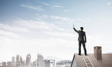 Genç bir marker ile arka ile ayakta adam. Karışık teknik