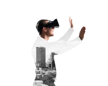 Sanal gerçeklik kulaklığı olan genç bir adam ya da şehrin arka planında 3 boyutlu gözlüklü.
