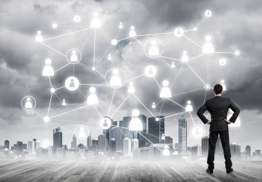 Modern şehir manzarası ve bağlantı konseptine bakan işadamlarının arka planı