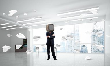 İş başına silah tutmak yerine eski bir Tv ile takım elbiseli adamı dururken kağıt uçaklar ofis binası içinde uçan arasında geçti. 3D render.