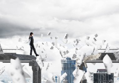 Kağıtları kocaman bir boşluk ile beton köprü üzerinde gizli tehditler ve riskler sembolü olarak uçan arasında blindfolded yürüyüş iş adamı. Cityscape görünümü arka plan üzerinde. 3D render.