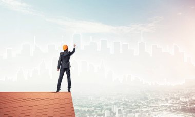 Mühendis, evinin çatısına geri döndü ve şehri çiziyor. Karışık ortam