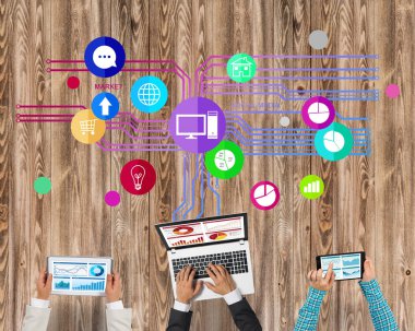 Ellerinde cihazlar bulunan üç kişilik bir grup iletişim ve ağ oluşturma sembolü olarak birlikte çalışıyor.