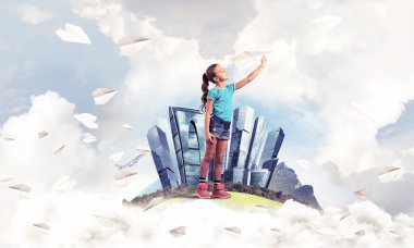 Yüzen adada kağıt uçak atan tatlı bir kız.