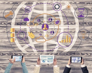 Ellerinde cihazlar bulunan üç kişilik bir grup iletişim ve ağ oluşturma sembolü olarak birlikte çalışıyor.