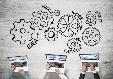 Ellerinde cihazlar bulunan üç kişilik bir grup iletişim ve ağ oluşturma sembolü olarak birlikte çalışıyor.