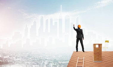 Mühendis, evinin çatısına geri döndü ve şehri çiziyor. Karışık ortam