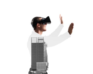 Sanal gerçeklik kulaklığı olan genç bir adam ya da şehrin arka planında 3 boyutlu gözlüklü.