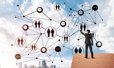 Delikanlı çatıda dikiliyor ve bağlantı hatları çiziyor. Karışık ortam