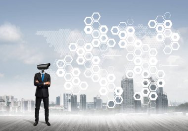 Ekranda baş ve medya kullanıcı arayüzü yerine kameralı iş adamı