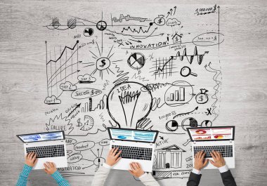 Ellerinde cihazlar bulunan üç kişilik bir grup iletişim ve ağ oluşturma sembolü olarak birlikte çalışıyor.