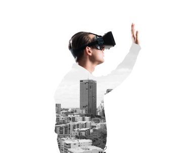Sanal gerçeklik kulaklığı olan genç bir adam ya da şehrin arka planında 3 boyutlu gözlüklü.