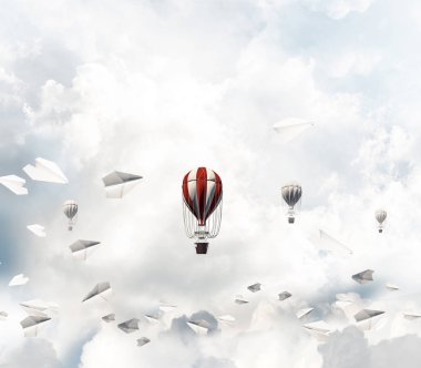 Renkli aerostats kağıt uçaklar arasında ve mavi bulutlu gökyüzü üzerinde uçan. 3D render.